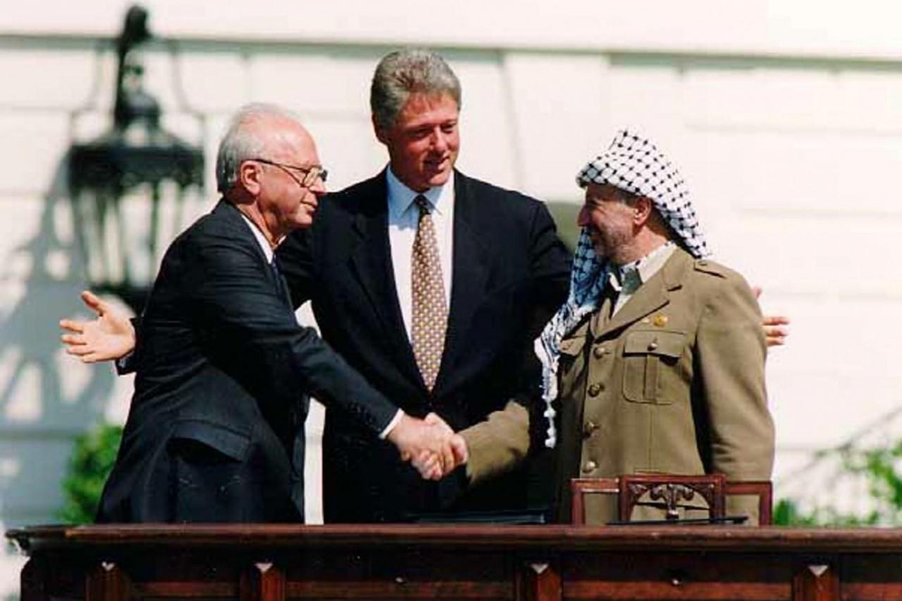 İzak Rabin, Bill Clinton ve Yaser Arafat, 13 Eylül 1993'te Oslo Barış Anlaşması görüşmelerinde.