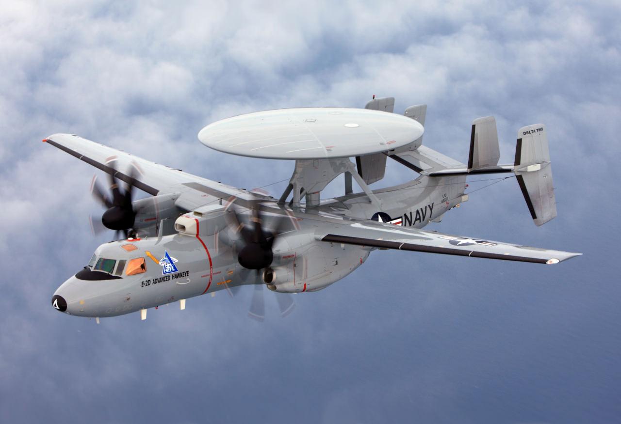 Northrop Grumman E-2 Hawkeye kargo uçağı, Havadan Erken Uyarı ve Kontrol sistemiyle bütünleşiktir.