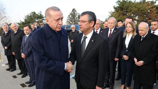 Cumhurbaşkanı Recep Tayyip Erdoğan ile CHP'nin yeni genel başkanı sıfatıyla Özgür Özel ile ilk kez Anıtkabir'de tokalaştı.