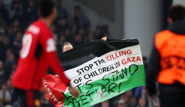 Galatasaray'ın grubunda d&uuml;nyaya mesaj! Taraftar sahaya Filistin bayrağıyla girdi