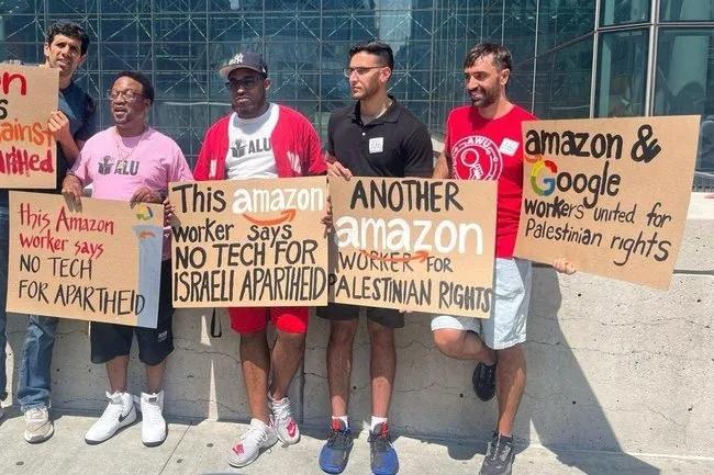 Amazon ve Google'ı protesto eden insanlar