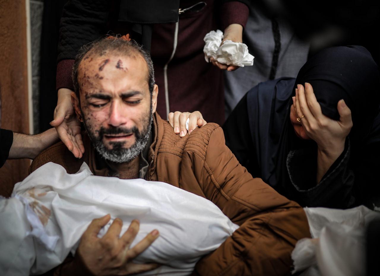 İsrail ordusunun Gazze Şeridi'ne saldırıları 44. gününde artarak sürüyor. Saldırılarda hayatını kaybeden Ağa ailesinden 2 çocuğun naaşı, baba Jemil ve eşi tarafından toprağa verilmek üzere Han Yunus kentindeki Nasır Hastanesi morgundan alındı. Baba Jemil ve eşi üzüntü yaşadı.