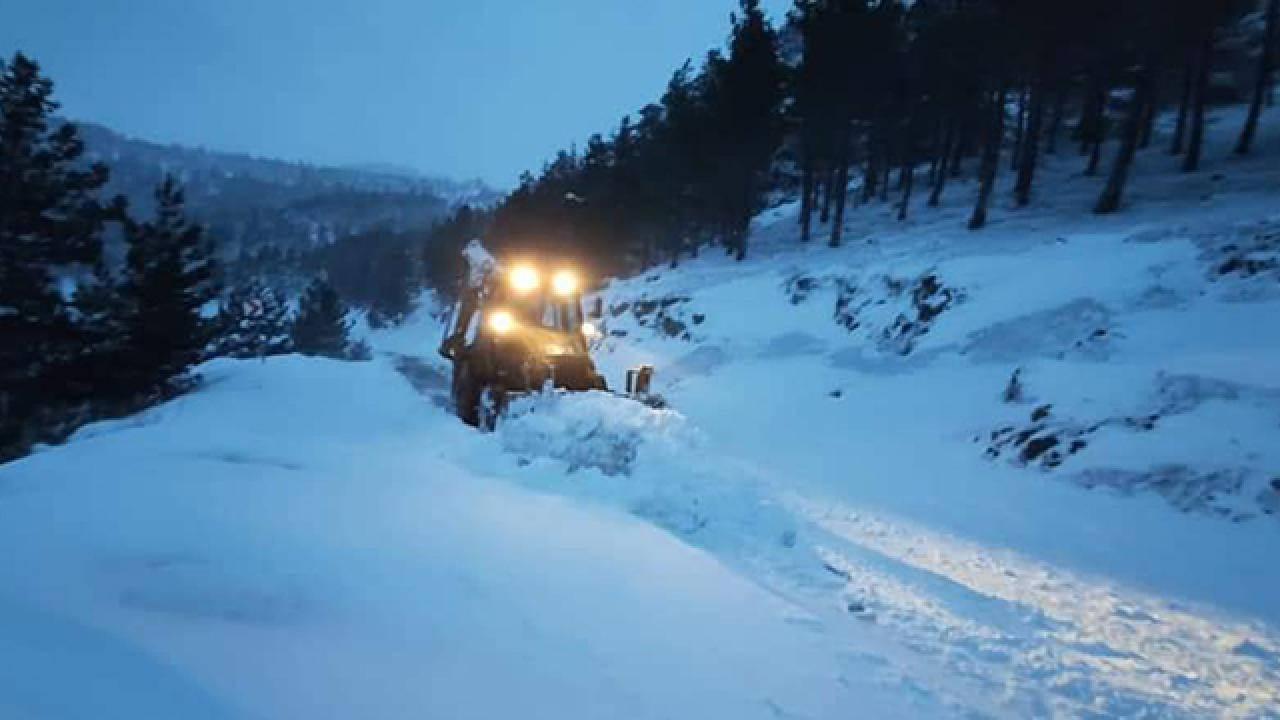 Sakarya'nın Kocaali ve Hendek ilçeleri arasında ulaşımı sağlayan yol, yoğun kar yağışı ve tipi nedeniyle trafiğe kapatıldı.