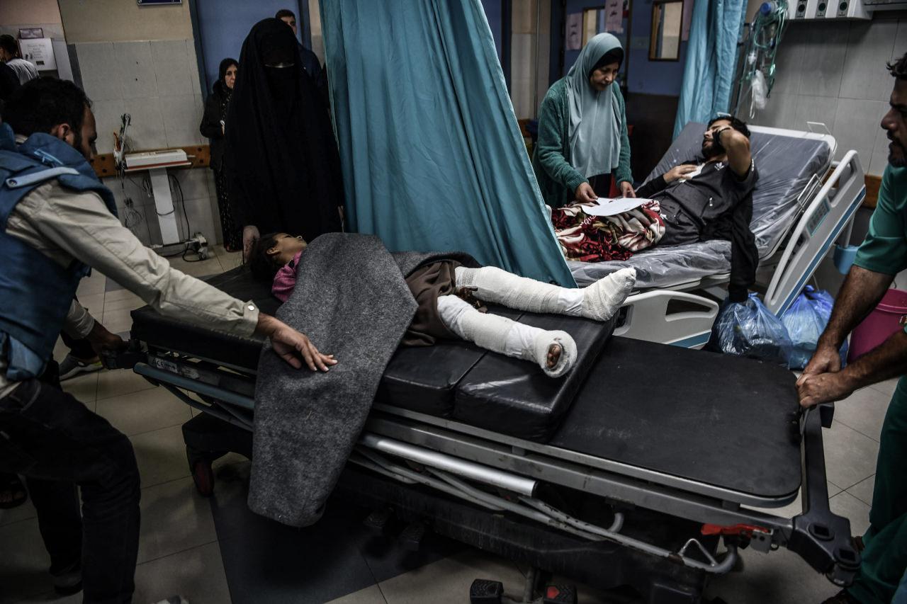 İşgalci İsrail ordusunun Endonezya Hastanesi'ndeki yaralılar, Nasser Hastanesi'ne getirildi.