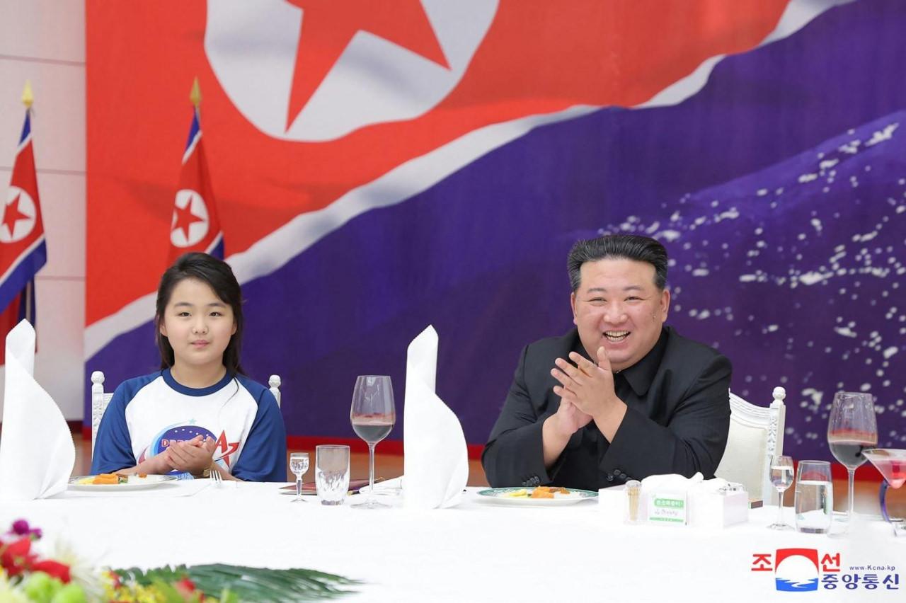 Kim Jong-un, casus uydu kutlamasına kızıyla katılmıştı.