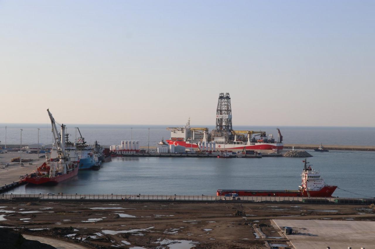 Türkiye'nin Yavuz sondaj gemisi, 10 Nisan 2022'de Zonguldak'taki Filyos Limanı'nda görülüyor. (AA)