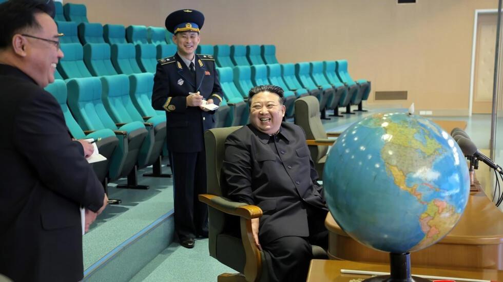 Kim Jong-un, ABD üslerini incelerken gülme krizine girdi.