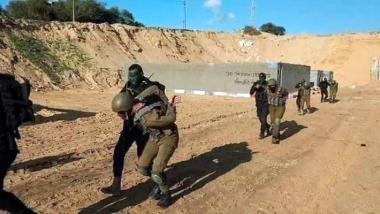 Kassam Tugayları 7 Ekim'deki Aksa Tufanı operasyonunda işgalci İsrail askerlerini böyle esir almıştı.