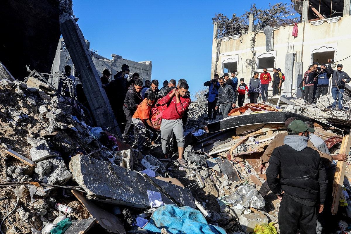 İsrail ordusu, abluka altındaki Gazze Şeridi'nin Refah kentindeki Filistinli Azzum ailesinin evine hava saldırısı düzenledi. Saldırıda aralarında çocuk ve kadınların da olduğu 12 sivil hayatını kaybettiği bildirildi. Saldırı sonrası bir kişinin cansız bedeni enkaz altından çıkarıldı.