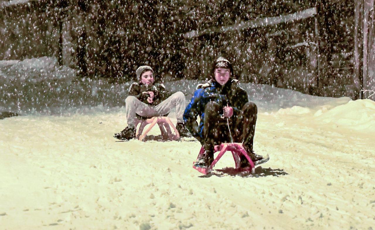 Kar kalınlığının 20 santimetreyi bulduğu ilçede çocuklar kar topu oynadı. İnönü Mahallesi'nde bir araya gelen çocuklar yokuşlardan kızaklarla kaydı.