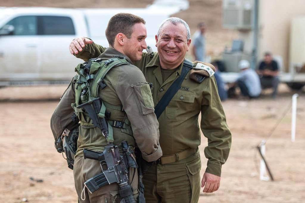 Öldürülen binbaşı Gal Eisenkot'un babası, işgal ordusunun eski genelkurmay başkanı ve mevcut Savaş Kabinesi üyesi Gadi Eisenkot ile birlikte.
