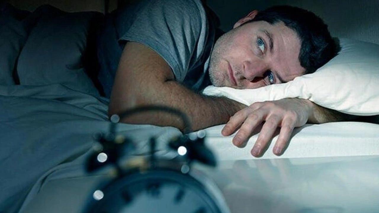 Uyuyamamanızın temel nedeni: Gece uyku arasında telefondan uzak durun!