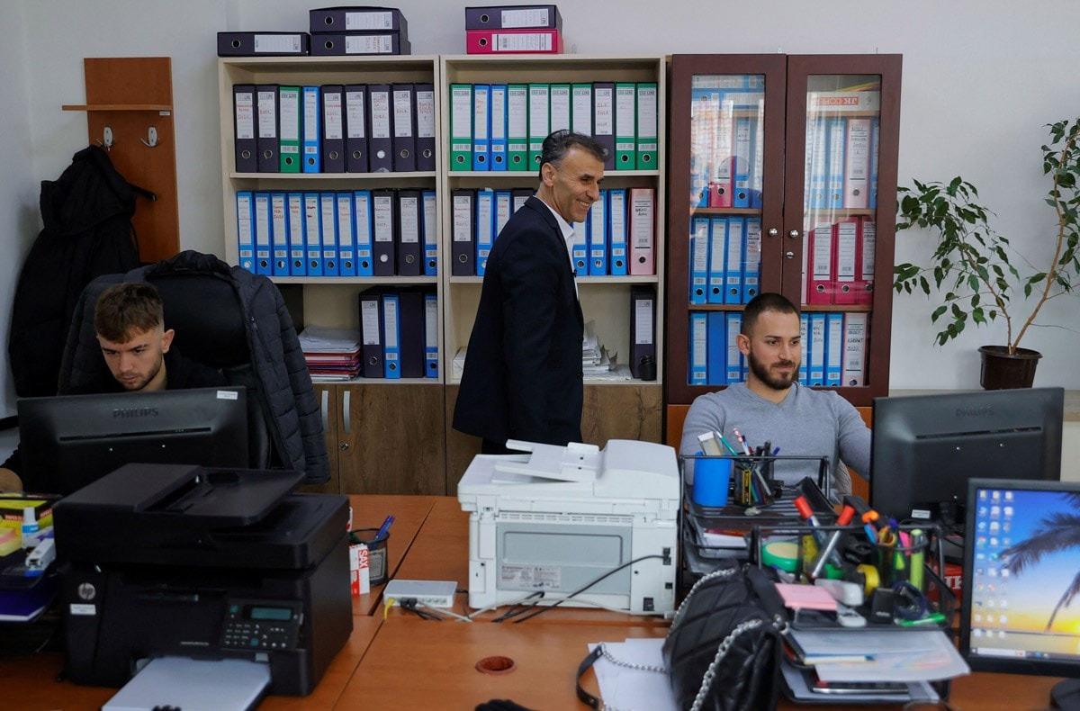 Belediyedeki 75 Sırp personel "Arnavut bir başkanla çalışmayız." dediği için değiştirilmiş.