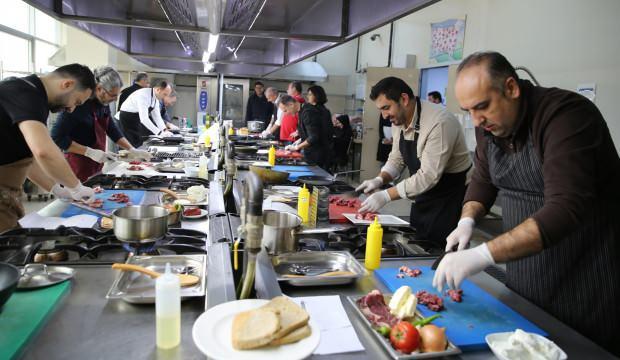 NEÜ'de akademisyenler en iyi yemeği yapmak için yarıştılar