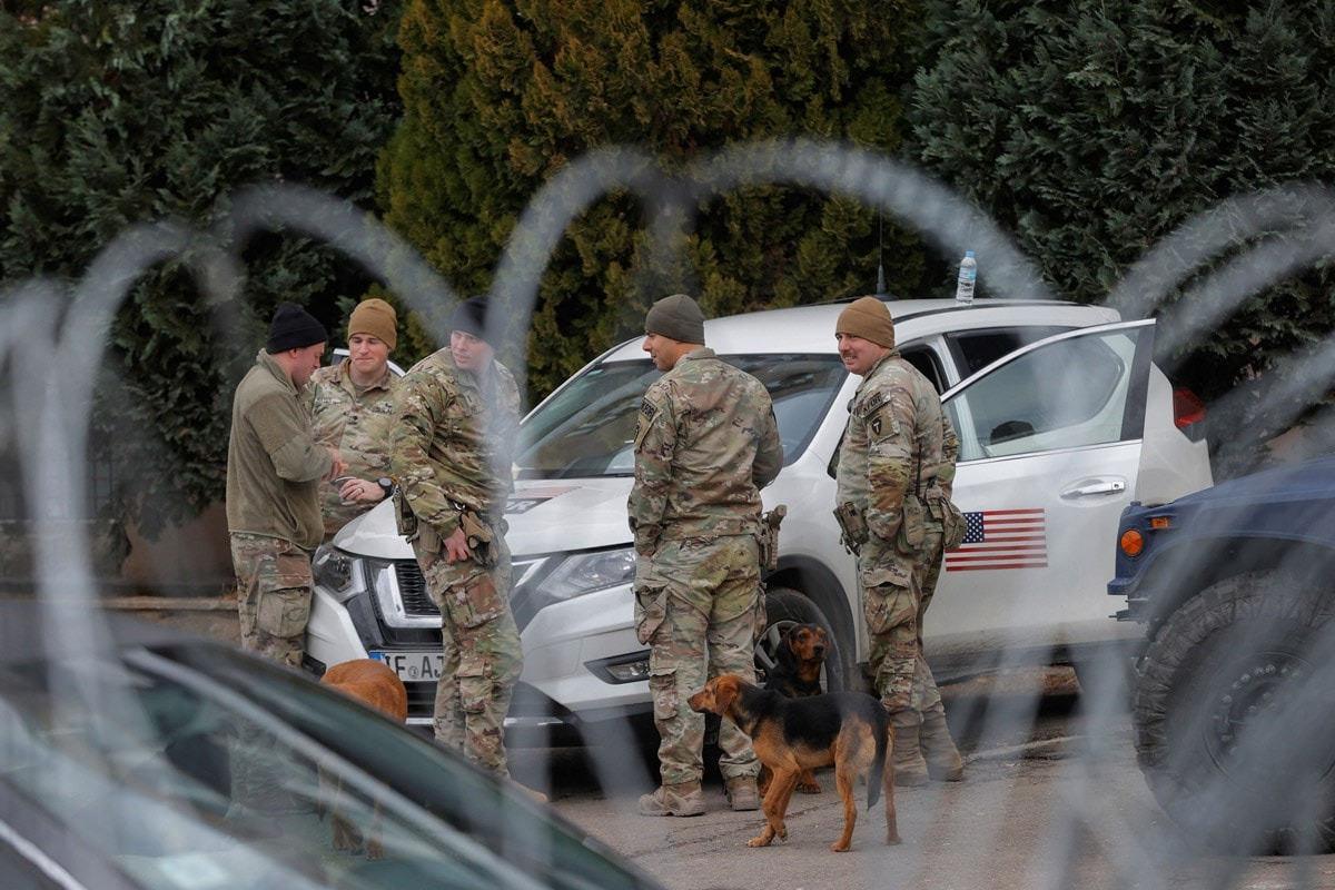 Ofisin önünde Kosova polisi ve ABD askerleri nöbet tutuyor.