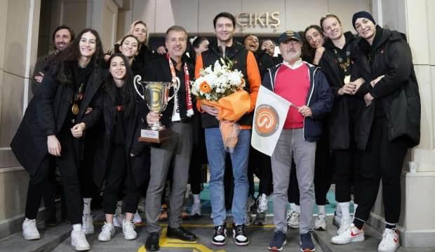 Dünya şampiyonu Eczacıbaşı Dynavit, yurda döndü