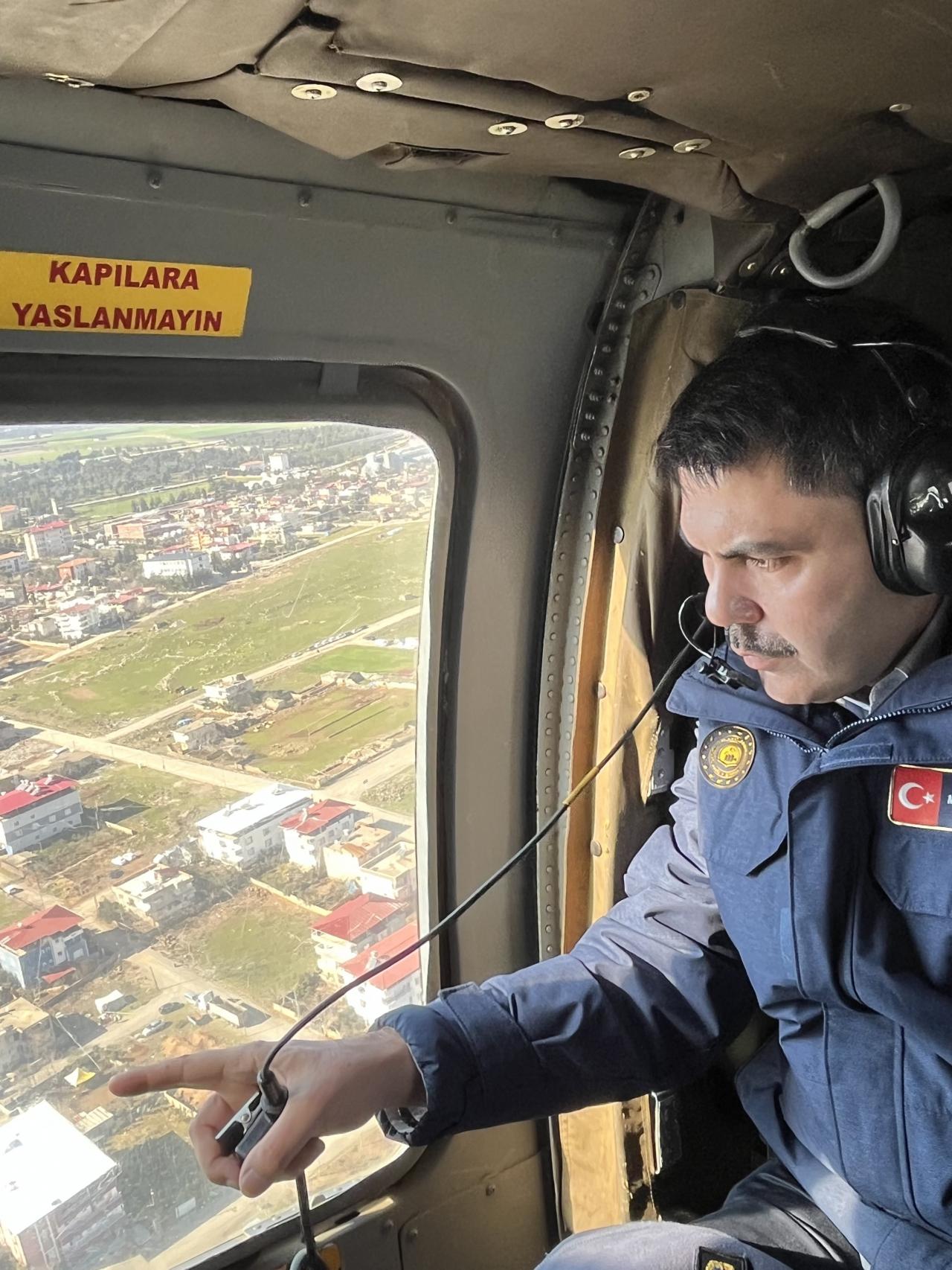 Murat Kurum deprem bölgesini havadan incelerken...