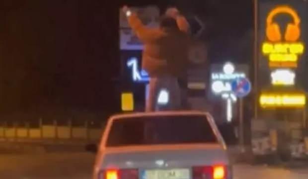 Sahneye çıkar gibi seyir halindeki aracın kaportasında dans ettiler! Ceza üstüne ceza