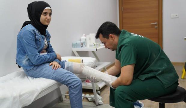 13 yaşındaki kız depremde kaybettiği bacağına protezle kavuştu