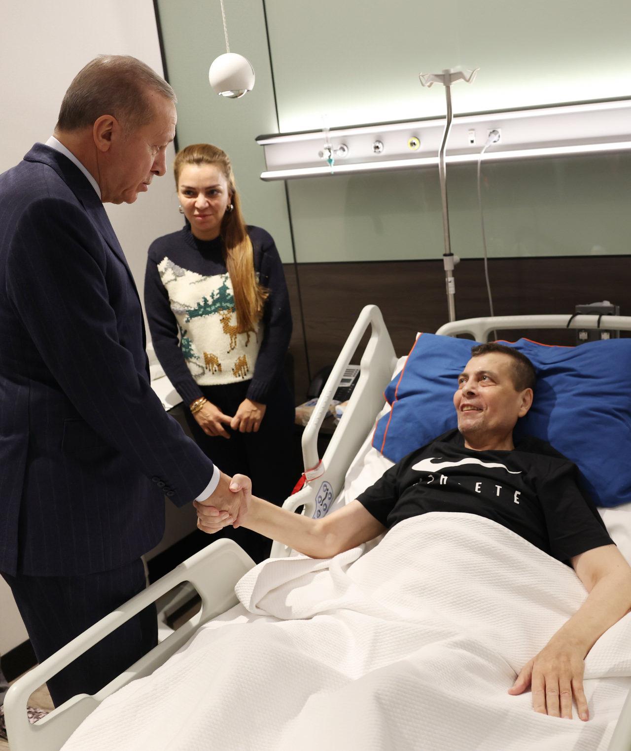 Cumhurbaşkanı Recep Tayyip Erdoğan, tedavi gören Türk Metal Sendikası Genel Başkanı Pevrul Kavlak'ı ziyaret etti.