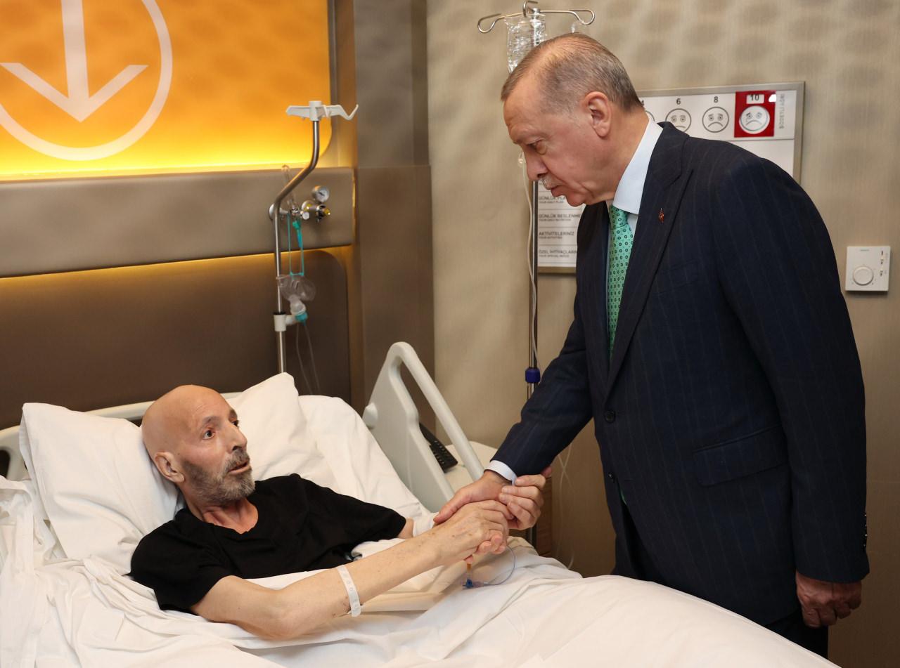 Cumhurbaşkanı Recep Tayyip Erdoğan, tedavi gören eski AK Parti Şanlıurfa Milletvekili Halil Özcan'ı ziyaret etti.