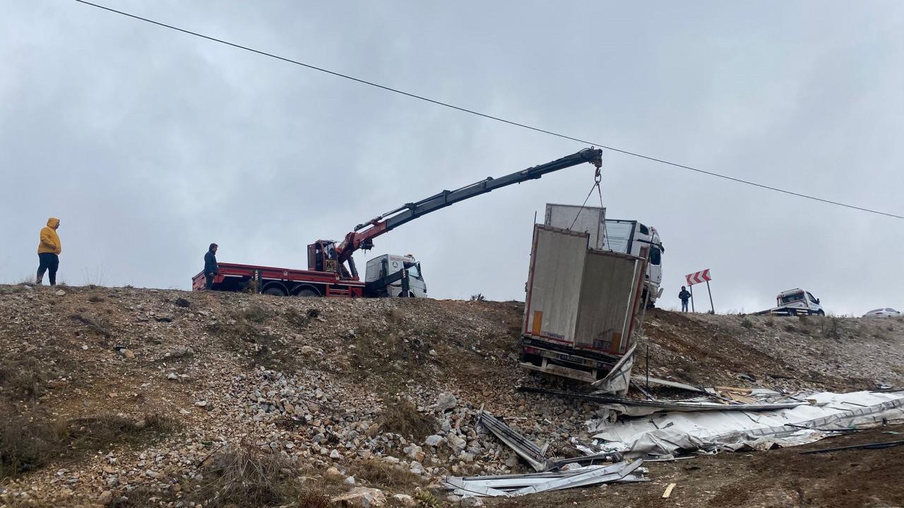 Devrilen tırın vinç ile düzeltildiği anlar