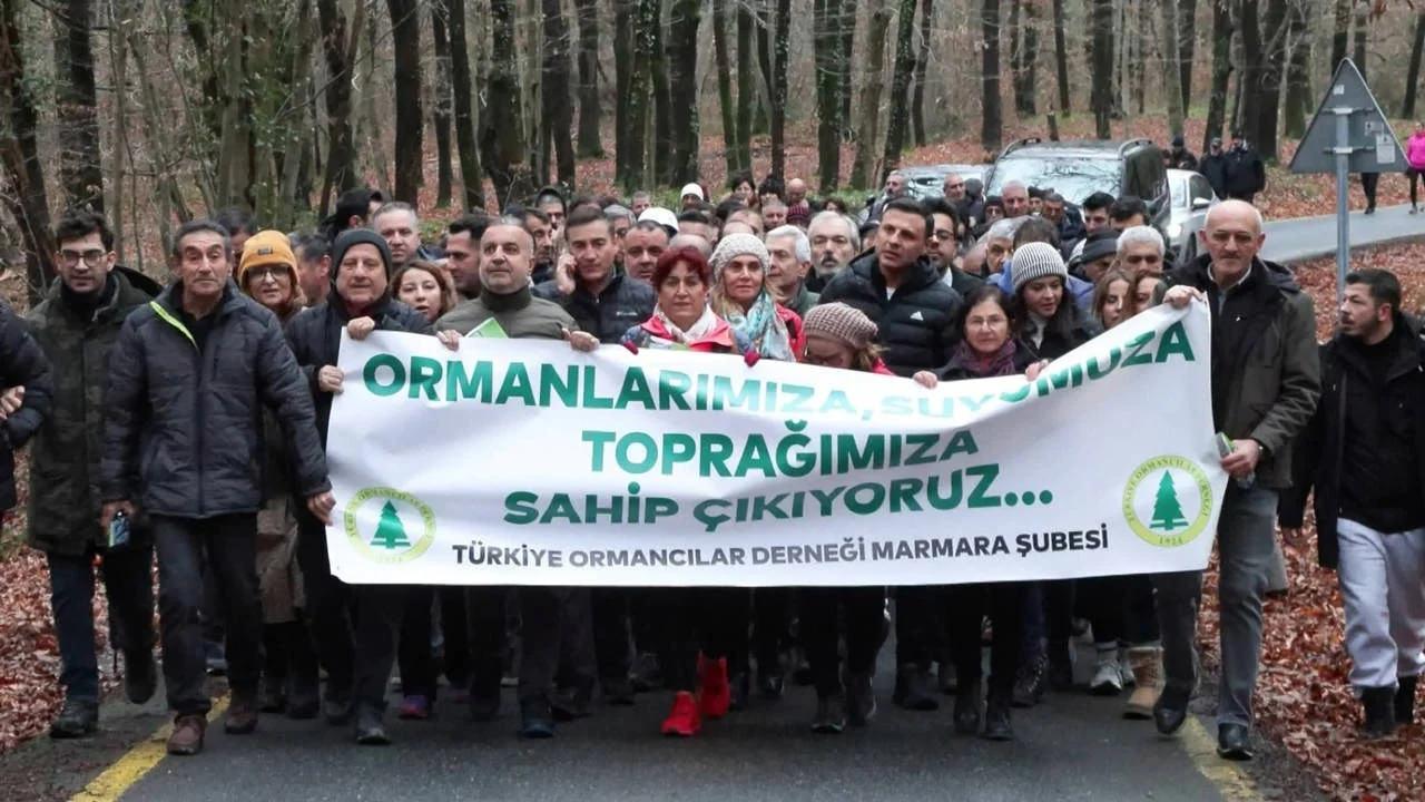 Belgrad Ormanı'nda gerçekleştirilen protesto yürüyüşünde CHP İl Başkanı Özgür Çelik başı çekti.