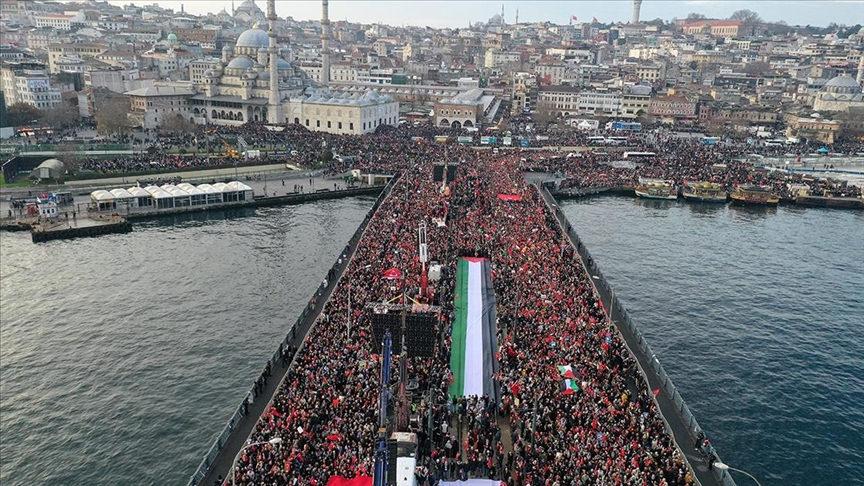 1 Ocak 2024 sabahında Galata Köprüsü'nden bir kare