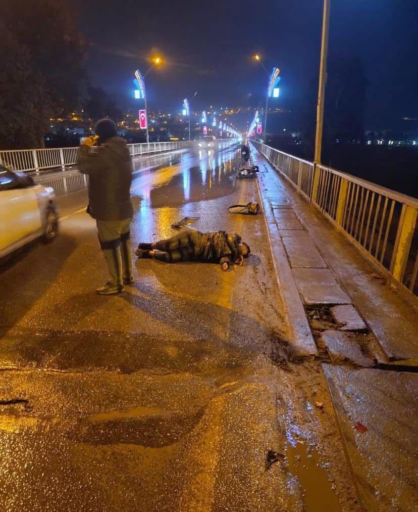 Talihsiz kadının olay yerinde yerde yattığına dair görüntü