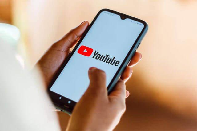 Mobil cihazından YouTube'a giren bir kişi