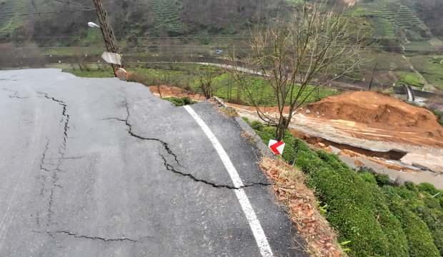 Rize'de korkutan heyelan: Köy yolu çöktü! 