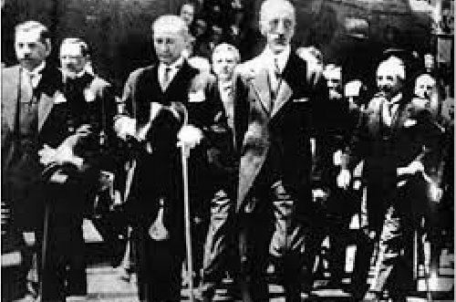 Atatürk, Suudi Arabistan Kralı Faysal ile Ankara Garı'nda. (6 Temmuz 1931)