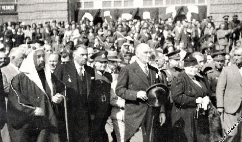 Mustafa Kemal Atatürk, Şerif Hüseyin'in oğlu Ürdün Kralı Abdullah ile birlikte Haydarpaşa Garı'nda. (İstanbul / 5 Haziran 1937)