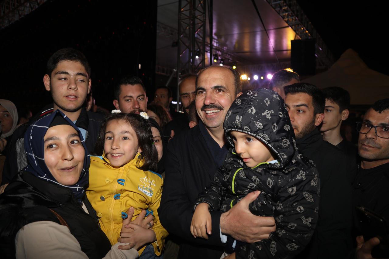 Konya Büyükşehir Belediye Başkanı Uğur İbrahim Altay, vatandaşlarla birlikte...