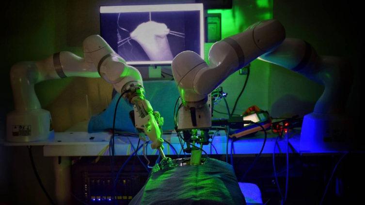 (Geçtiğimiz yıllarda ameliyat yapabilen yapay zeka sahibi robotlar bizleri şaşırtırken bugün geldiğimiz noktada pek çok alanda yapay zekanın daha görünür olduğuna şahitlik ediyoruz.)