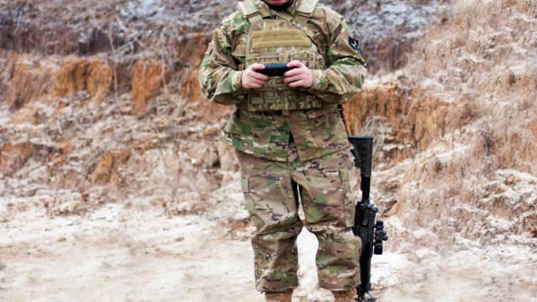 Harp sahasındaki askerlerin akıllı telefon kullanımı çoğu ordunun öncelikli sorunları arasında.