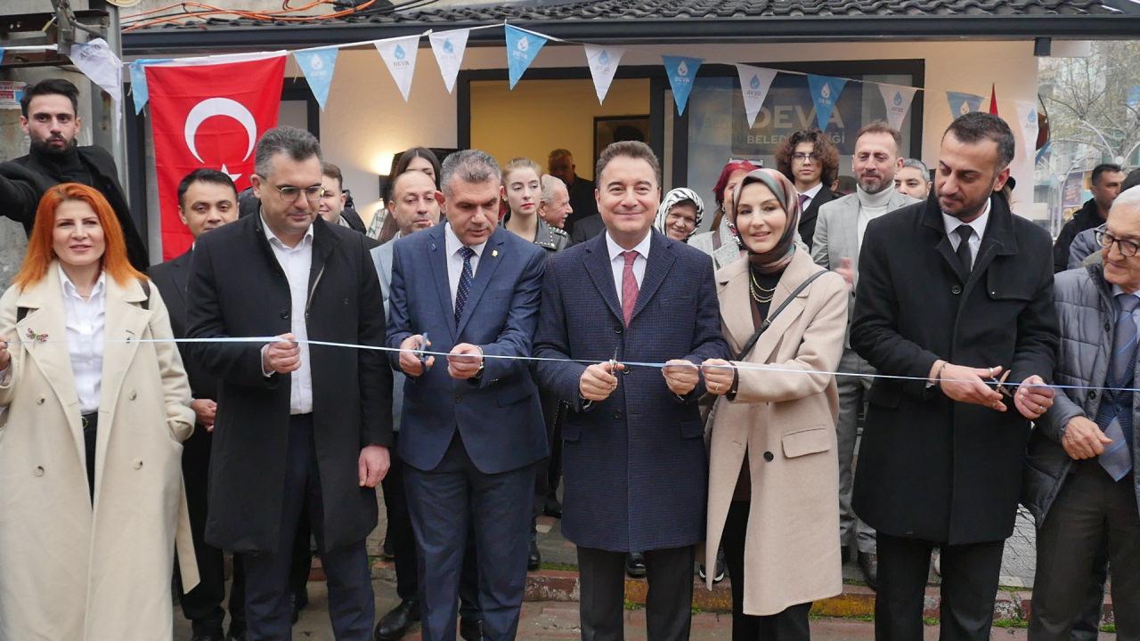 DEVA Partisi Genel Başkanı Ali Babacan'ın katılımıyla Balıkesir'in Edremit ilçesinde, partisinin seçim koordinasyon merkezinin açılışı gerçekleştirildi.