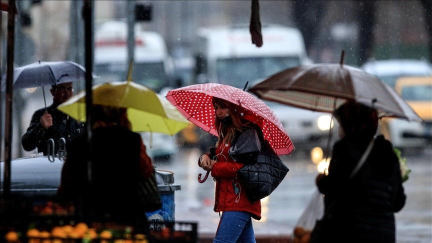Hafta sonu İstanbul'da sıcaklığın 8-9 derecelere kadar azalacağı ve pazartesi karla karışık yağmur geleceği açıklandı. 