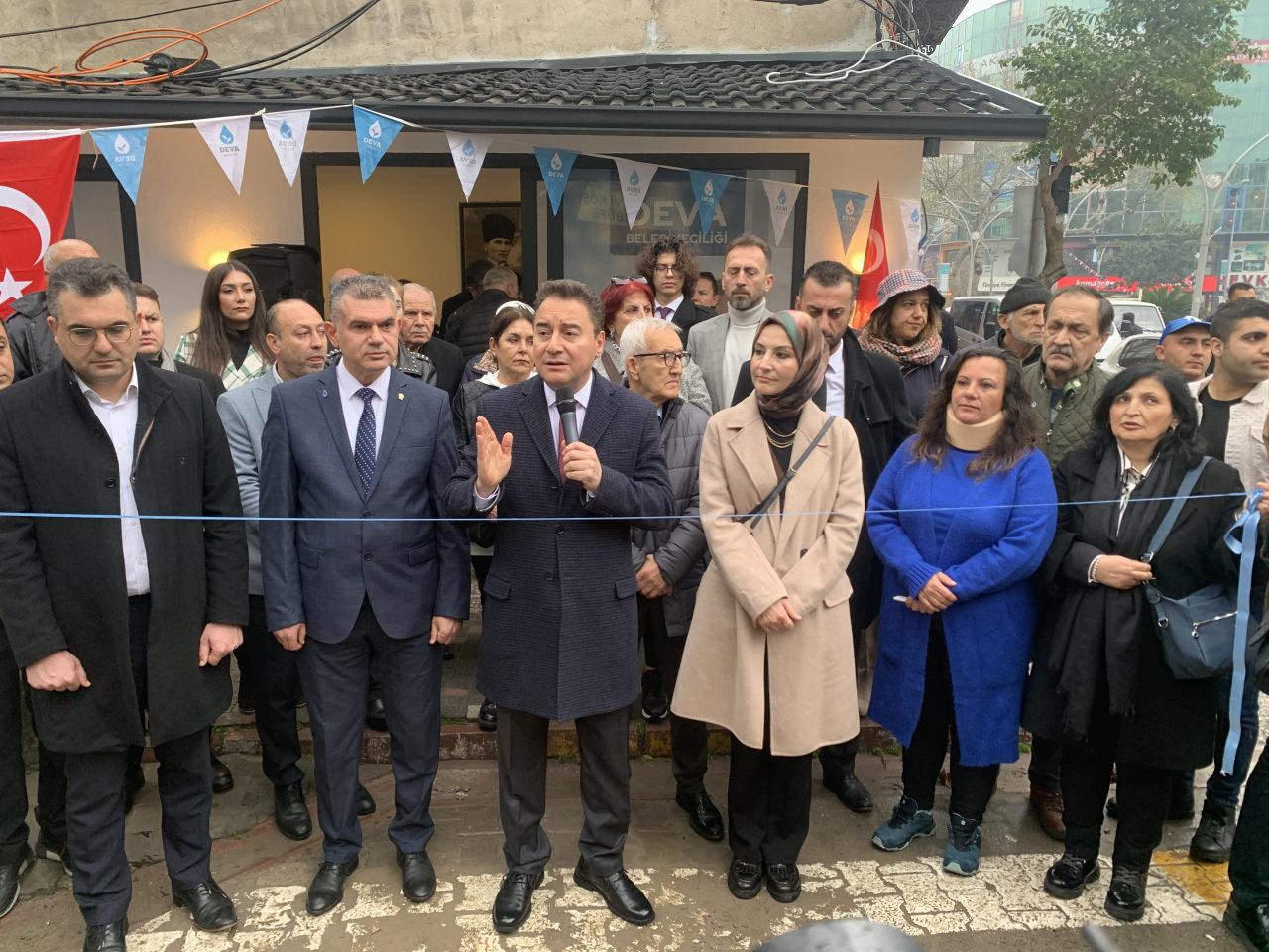 DEVA Partisi Genel Başkanı Ali Babacan, Balıkesir'in Edremit ilçesinde, partisinin seçim koordinasyon merkezinin açılışında konuşma yaptı.