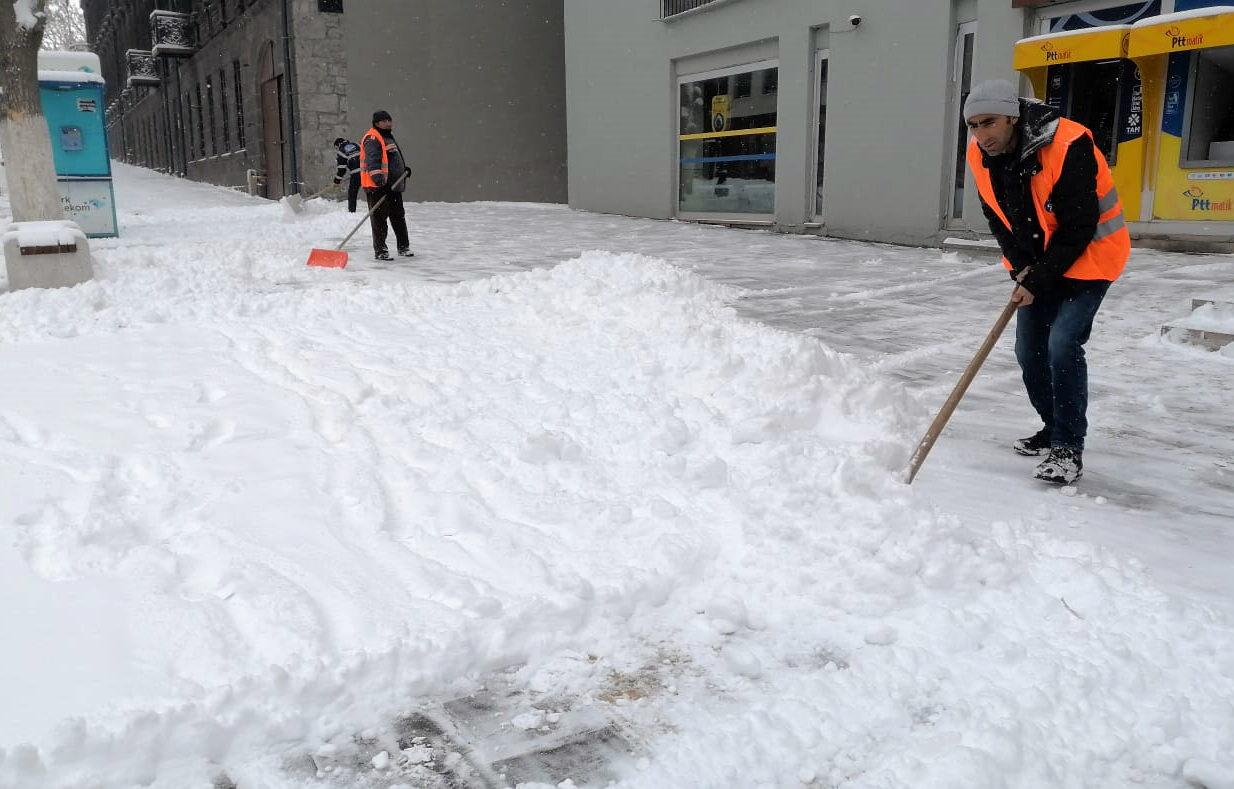 Kars'a etkili olan kar yağışıyla kar kalınlığı şehir merkezinde yaklaşık 25 santimetreye ulaştı.
