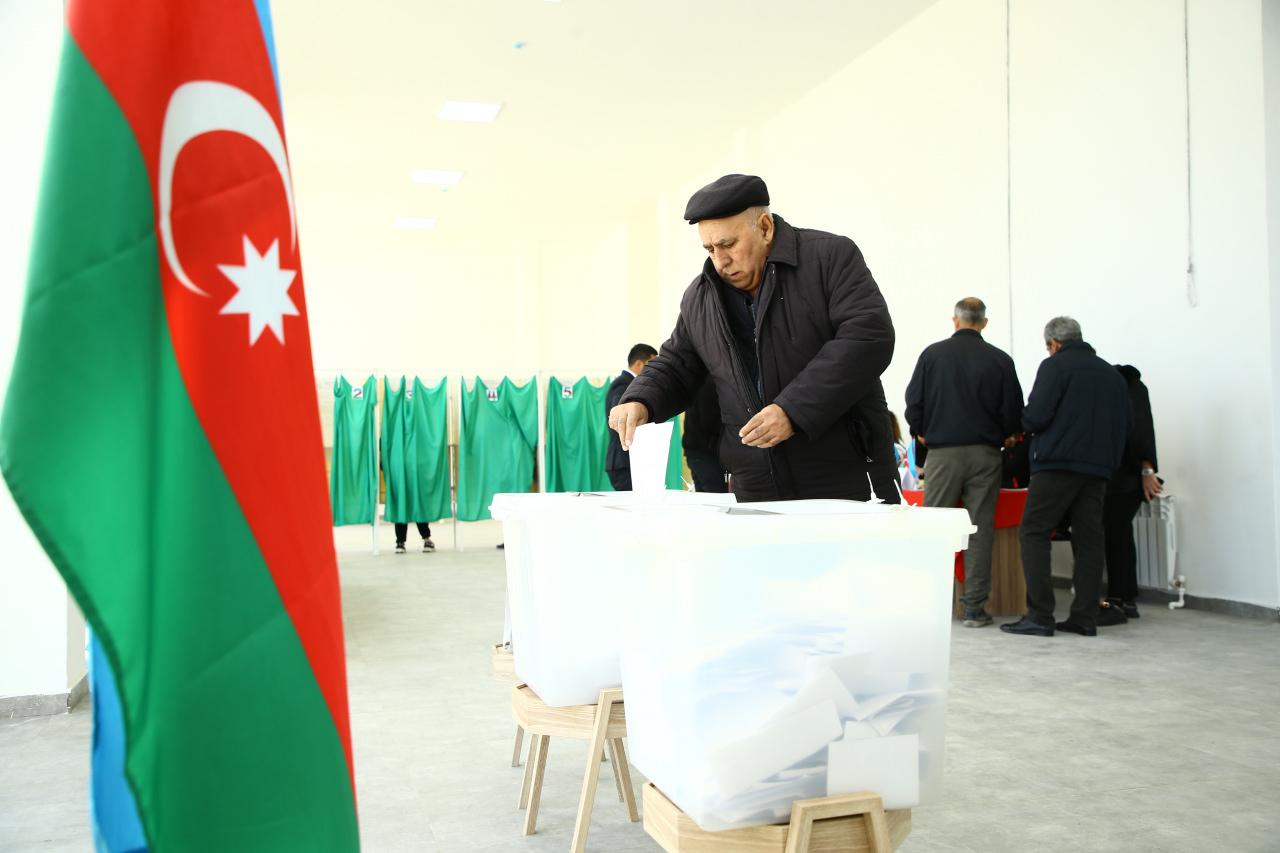 Azerbaycan'da, işgalden kurtarılan Fuzuli'de halk, cumhurbaşkanı seçimine ilgi gösteriyor.