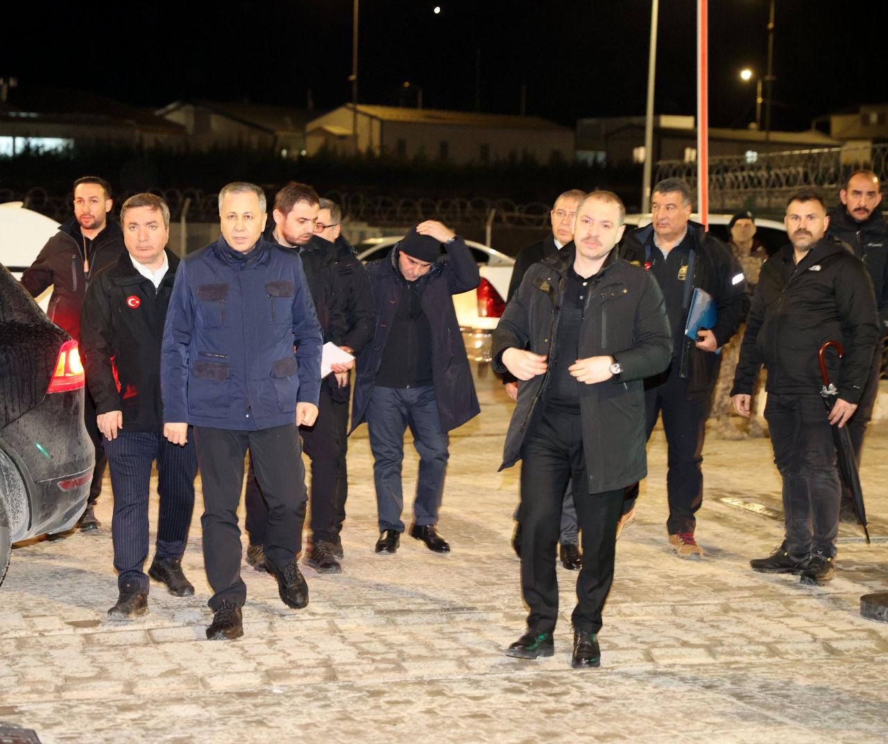 Erzincan'da Madende Toprak Kayması: İşçiler Kurtarılmayı Bekliyor