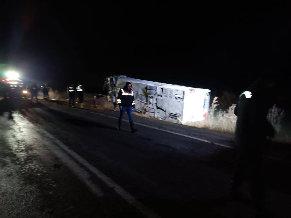 Yozgat'ta yolcu otobüsü kaza yaptı! 4’ü ağır 19 kişi yaralı - Resim : 1