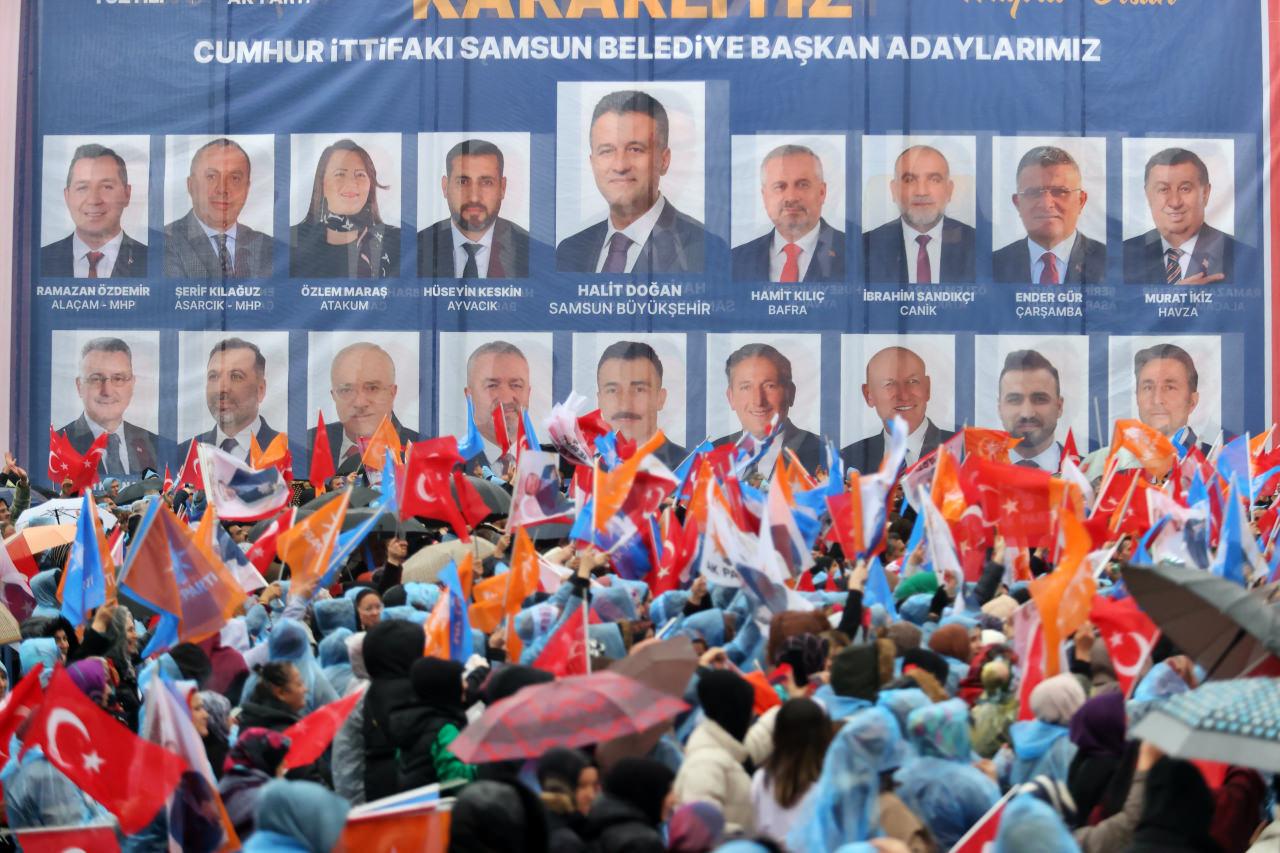 AK Parti, Samsun'un Cumhuriyet Meydanı'nda miting düzenledi. Vatandaşlar mitinge ilgi gösterdi.