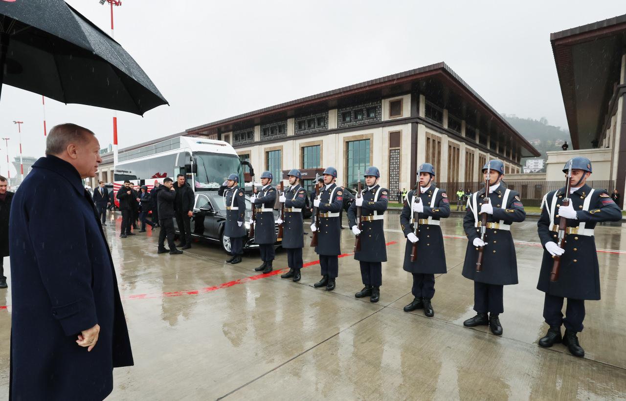 Cumhurbaşkanı ve AK Parti Genel Başkanı Recep Tayyip Erdoğan, partisinin 15 Temmuz Demokrasi ve Cumhuriyet Meydanı’nda düzenleyeceği mitinge katılmak üzere Rize'ye geldi.
