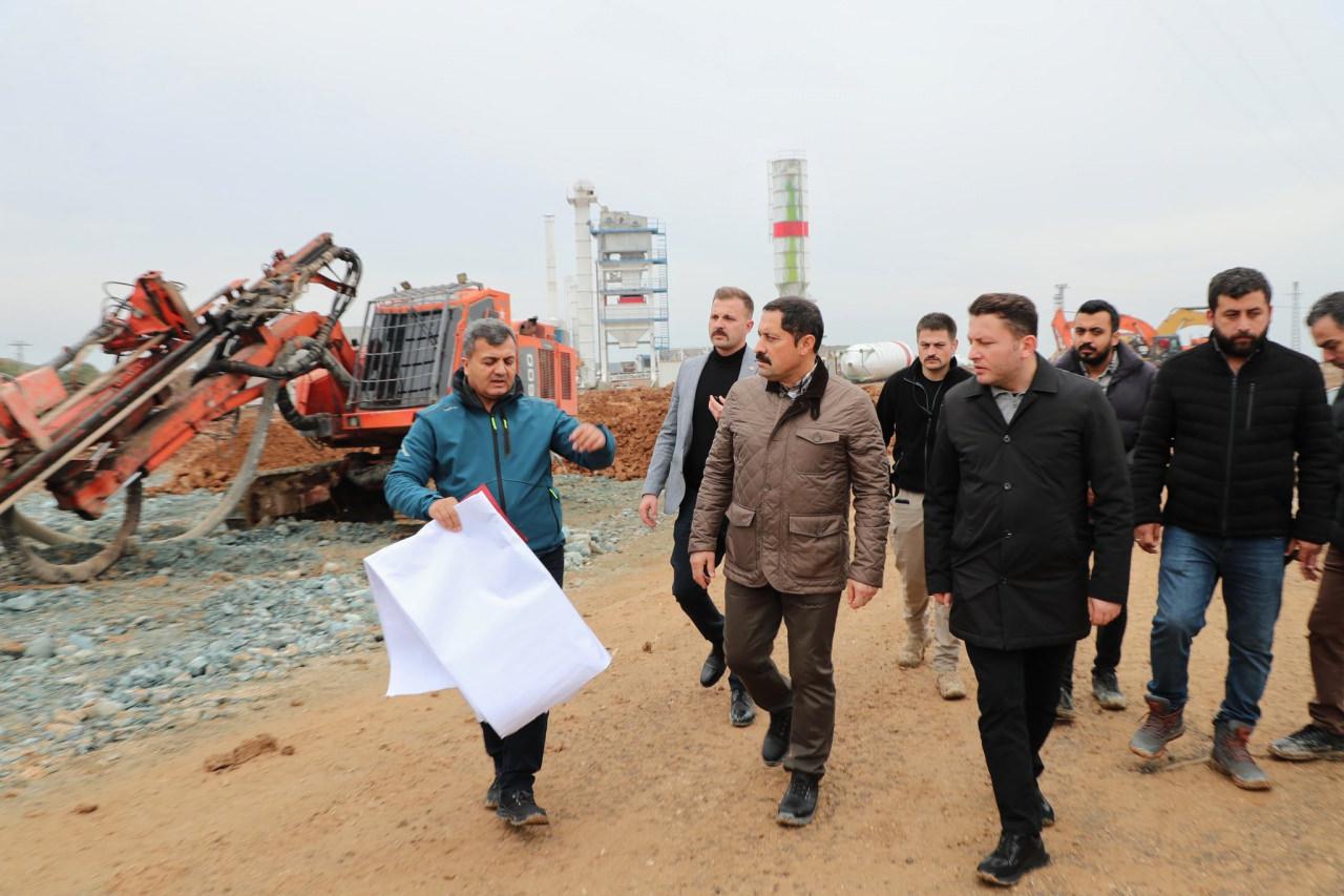 Hatay Valisi Mustafa Masatlı, Beton Santrali ve Asfalt Plant Tesisi çalışmalarını inceledi.