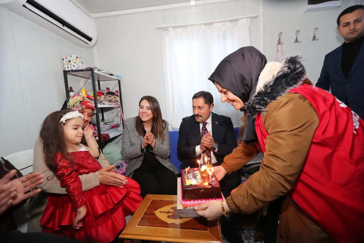 Hatay Valisi Mustafa Masatlı, küçük Azra'nın doğum gününü kutladı.