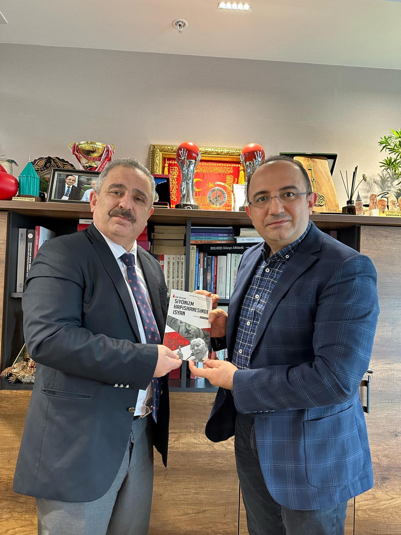 Kanal7 Medya Grubu'nu ziyaret eden Burhan, okucuyla buluşan kitabını Haber7 Genel Yayın Yönetmeni Osman Ateşli'ye takdim etti.