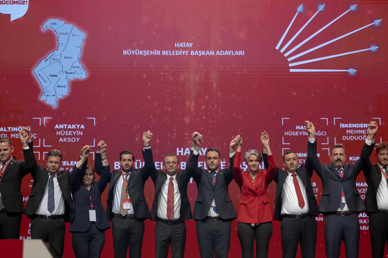 CHP Genel Başkanı Özgür Özel, il ve ilçe başkan adaylarını açıkladı. Özel, törende Hatay Büyükşehir ve ilçe belediye başkan adayları ile fotoğraf çektirdi.