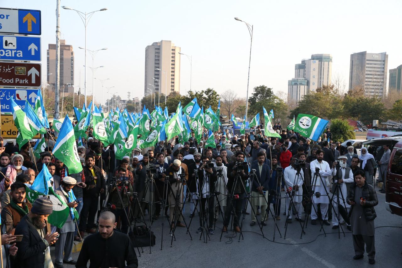 Pakistan’ın çeşitli şehirlerinde siyasi partiler, 8 Şubat seçimlerinde hile yapıldığı gerekçesiyle protesto gösterileri düzenliyor. Başkent İslamabad'da Cemaat-i İslami Partisi destekçileri, Basın Kulübü önünde bir araya geldi. Göstericiler, seçimlerin yenilenmesini talep ediyor.